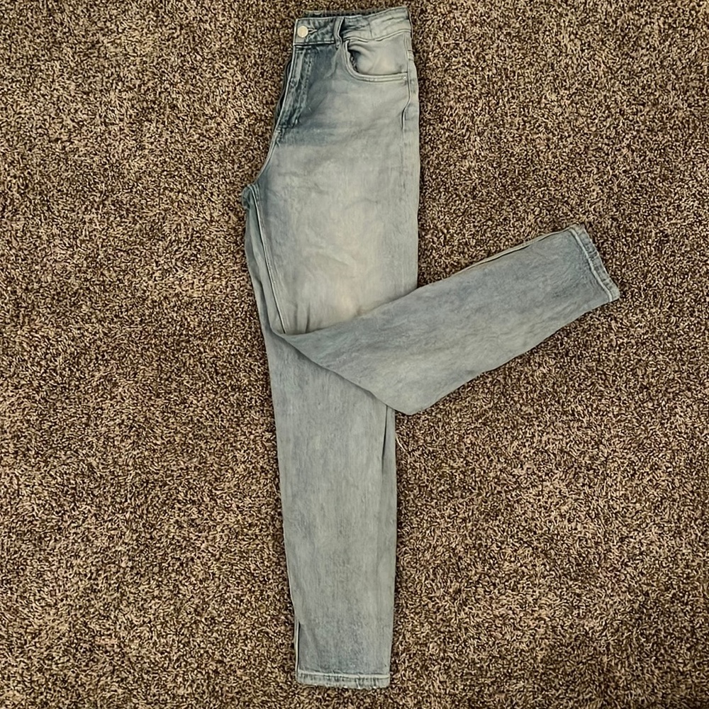 Straight leg jeans with ripped knees